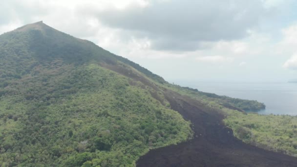 Антена: польоти над Банда островів активний вулкан Gunung API лави потоки Maluku Індонезія пишні зелений ліс Бірюзова вода кораловий риф сценічне подорож. Нативний колір D-log колірний профіль - Кадри, відео