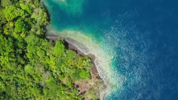 Antenne: Flug über Banda-Inseln aktiver Vulkan gunung api Lavaströme maluku Indonesien sattgrüne Wälder türkisfarbenes Wasser Korallenriff landschaftliches Reiseziel - Filmmaterial, Video