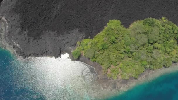 Antenne: vliegen over Banda-eilanden actieve vulkaan Gunung API lava stroomt Maluku Indonesia weelderig groen bos turquoise water Coral Reef Scenic reisbestemming. Native cinecht D-log kleurprofiel - Video