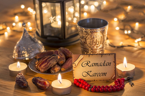 Wenskaart Ramadan Kareem met dadels, rozenkrans en metaal water - Foto, afbeelding