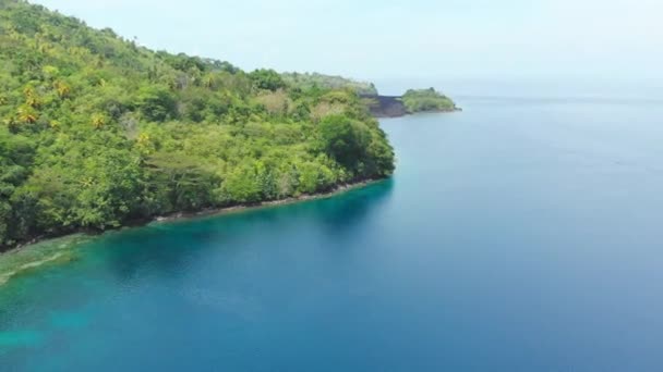 Antenne: vliegen over Banda eilanden actieve vulkaan Gunung API lava stroomt Maluku Indonesia weelderig groen bos turquoise water Coral Reef Scenic reisbestemming - Video