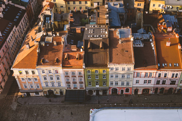 Top uitzicht op het dak van een oude Europese stad-Lviv.  - Foto, afbeelding