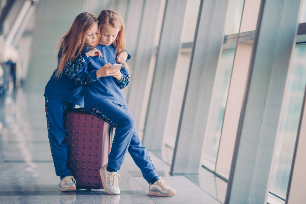 Kleine Kinder warten gemeinsam im Flughafen auf das Boarding - Foto, Bild