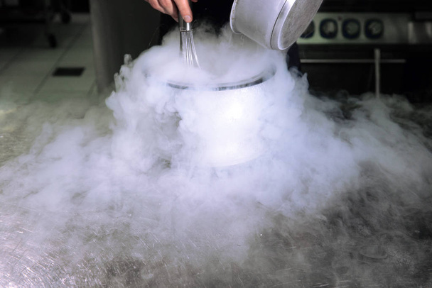 Chef is making ice cream with liquid nitrogen - Foto, Imagem