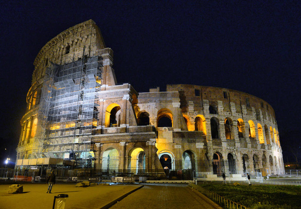 Rome, Italië. Colosseum ook bekend als Flavian Amphitheatre in Eve - Foto, afbeelding