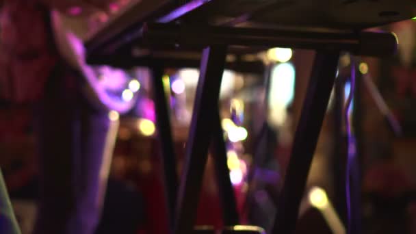 Hraní klávesnic v hudební kapele při nočním festivalu světlo - Záběry, video