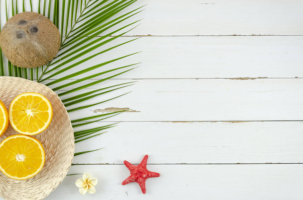 Літній пляжний відпочинок фон, апельсини, кокос, пальми та вид зверху на зірку
 - Фото, зображення