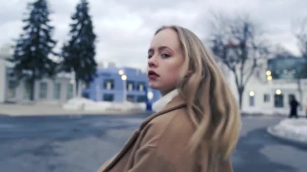 Young girl walks along the street and turns around - Кадри, відео