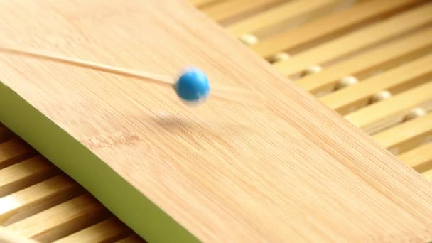 palos de madera con puntas redondas para pinchos tamborileando en el tablero
 - Metraje, vídeo