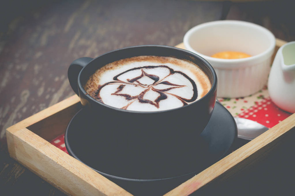 café caliente con espuma arte de la leche. Una taza de café negro. Café caliente i
 - Foto, Imagen