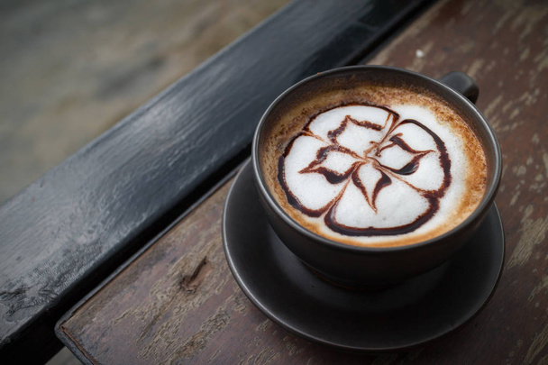 café caliente con espuma arte de la leche. Una taza de café negro. Café caliente i
 - Foto, Imagen