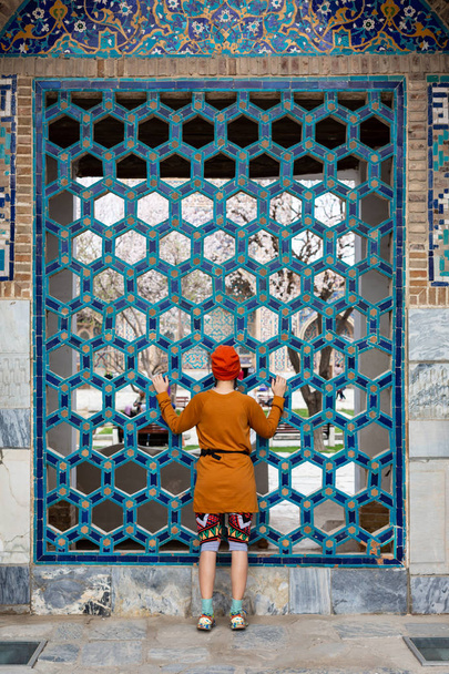 τουριστικό κορίτσι περπατάει στα αξιοθέατα της Σαμαρκάνδης, Ουζμπεκιστάν - Φωτογραφία, εικόνα