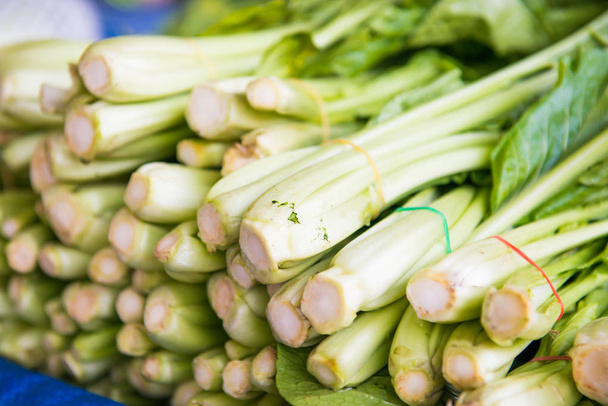     Manojos de verduras de hoja verde fresca en el mercado callejero asiático. Se puede utilizar como fondo alimentario
 - Foto, imagen