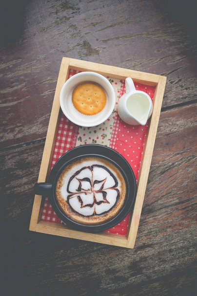 горячий кофе с искусством из пенного молока. Черная чашка кофе. Горячий кофе i
 - Фото, изображение