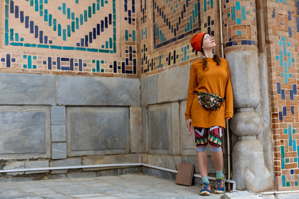 τουριστικό κορίτσι περπατάει στα αξιοθέατα της Σαμαρκάνδης, Ουζμπεκιστάν - Φωτογραφία, εικόνα