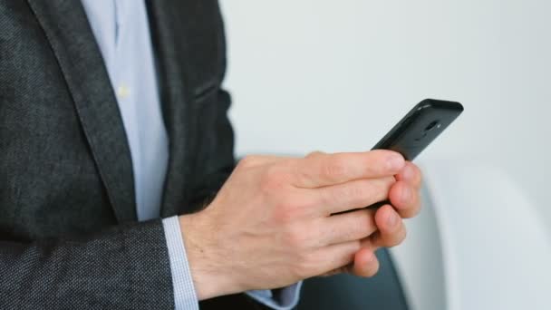 man smartphone texting digital apps doing business - Video, Çekim