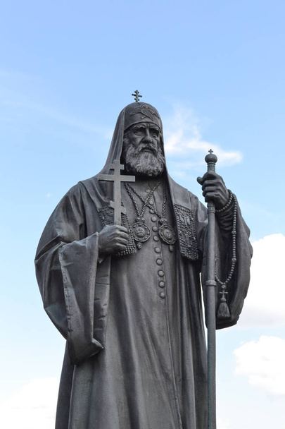 MOSCOW, RÚSSIA - 11 de julho de 2018: Monumento dedicado ao Patriarca da Igreja Ortodoxa Russa. Catedral de Cristo Salvador
. - Foto, Imagem