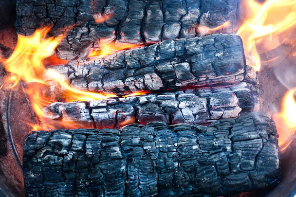 Holz in einem Feuerraum verbrennen. Brennholz wird zu Kohle. - Foto, Bild