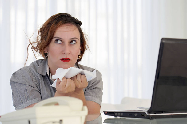 Mulher em estresse na frente do computador
 - Foto, Imagem