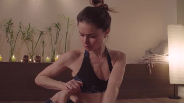 Piękna kobieta robi joga asany - Materiał filmowy, wideo
