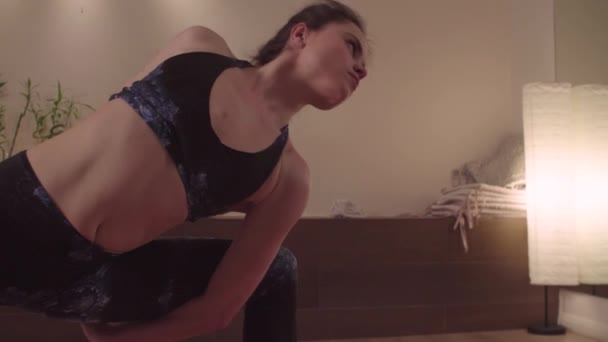 Piękna kobieta robi joga asany - Materiał filmowy, wideo