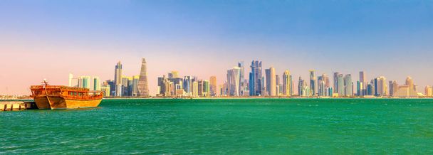 horizonte de Doha y dhow
 - Foto, imagen