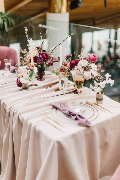 Wedding table appointments.  Restaurant interior - Foto, Imagen