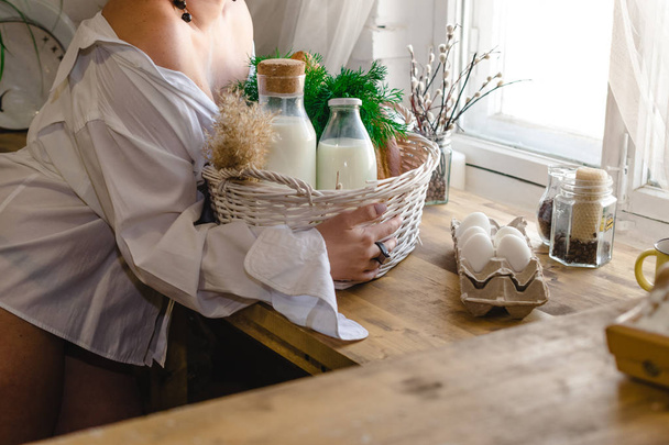 konyhaasztal palackozott tejjel és gyógynövényekkel  - Fotó, kép