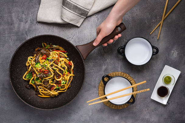 Udon Stir-Fry Noodles with Beef and Vegetables in Wok Pan on Dar - Фото, зображення