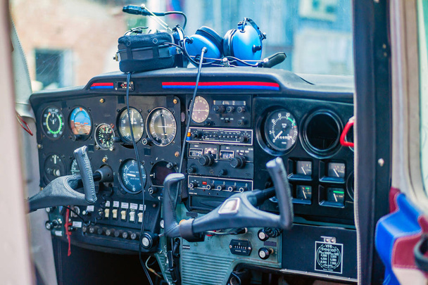 Cockpit di un piccolo aeromobile
. - Foto, immagini