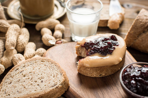 Homemade Healthy Breakfast. Peanut Butter and Jelly on Rustic Wo - Foto, afbeelding