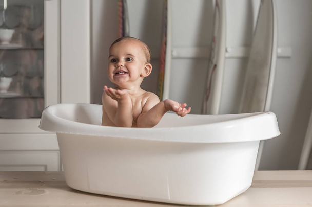 Bebé sonriendo en la bañera
 - Foto, Imagen