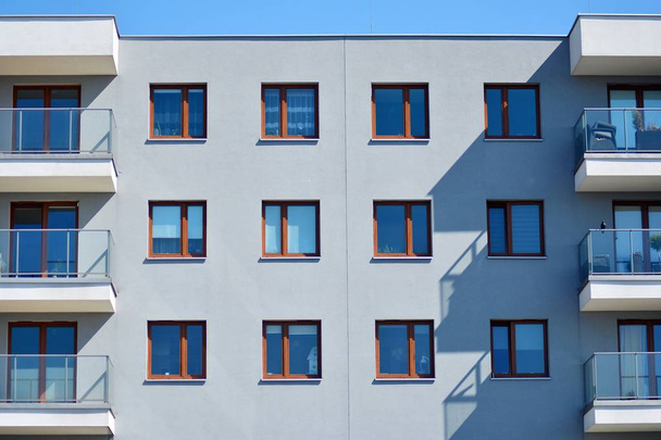 Σύγχρονη Ευρωπαϊκή κατοικημένες πολυκατοικίες τρίμηνο. Αφηρημένη αρχιτεκτονική, θραύσμα της σύγχρονης αστικής γεωμετρίας. - Φωτογραφία, εικόνα