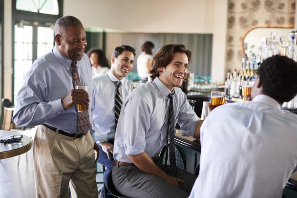 Grupo de hombres de negocios se reúnen para después de las obras bebidas en el bar
 - Foto, imagen