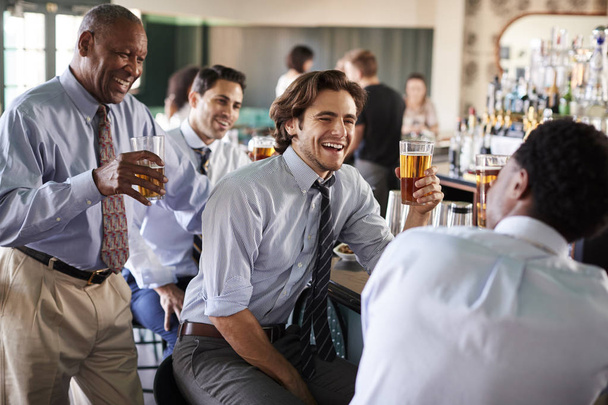 Groep van zakenlieden vergadering voor na werken drankjes in Bar - Foto, afbeelding
