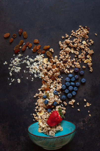 Granola, almonds, raisins and blueberries  - Foto, afbeelding
