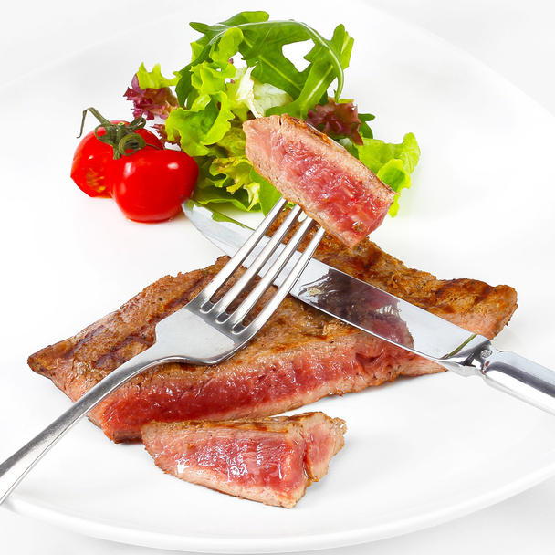 Steak de bœuf grillé aux légumes sur assiette blanche
 - Photo, image