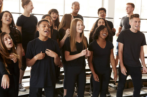Male And Female Students Singing In Choir At Performing Arts School - Φωτογραφία, εικόνα