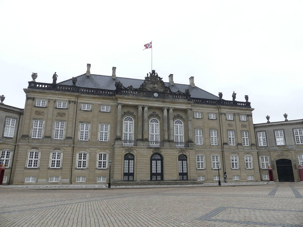Θέα στο βασιλικό παλάτι Αμάσμπορμποργκ. Πλατεία μπροστά από τον φίλο - Φωτογραφία, εικόνα
