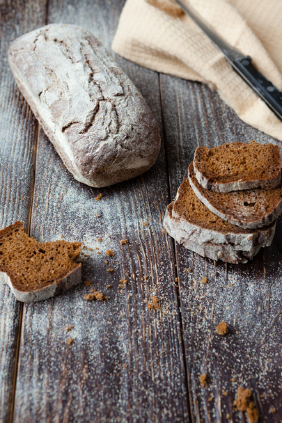 fragrant rye bread on the boards - Foto, Imagen