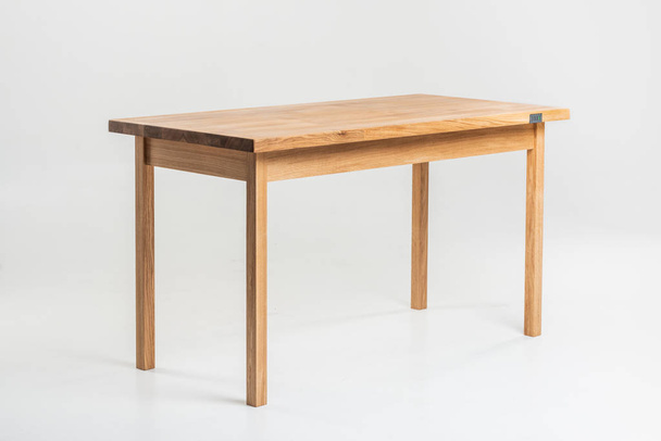 Tisch aus Eichenholz mit Beinen - Foto, Bild