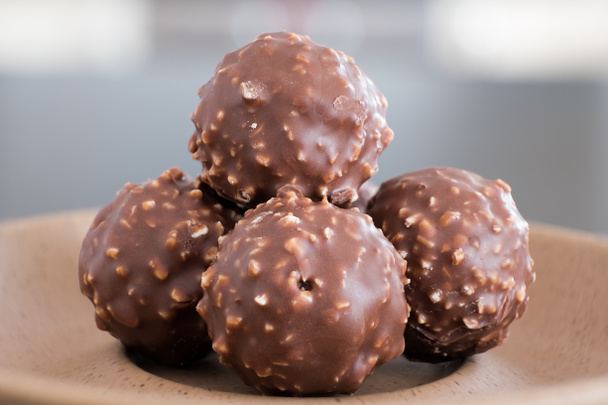 Csokoládé zúzott mandula ropogós Balls egy világosbarna tálalás - Fotó, kép