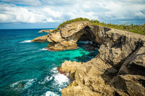 Bovenaanzicht van het prachtige Cueva del Indio, Hatillo, Puerto Rico - Foto, afbeelding