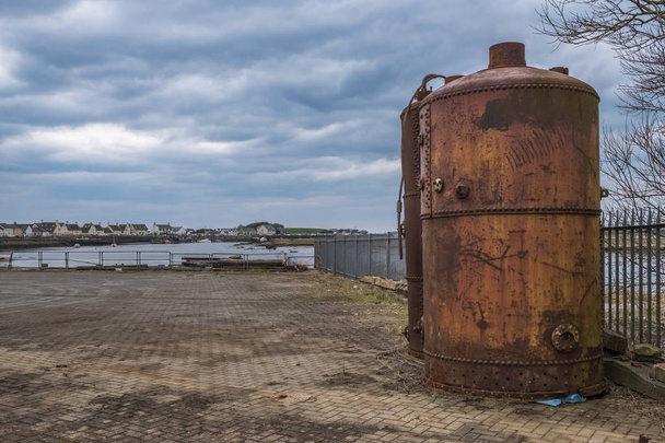 いくつかの古いルスティンを見下ろすエアシャースコットランドのアーバイン港 - 写真・画像