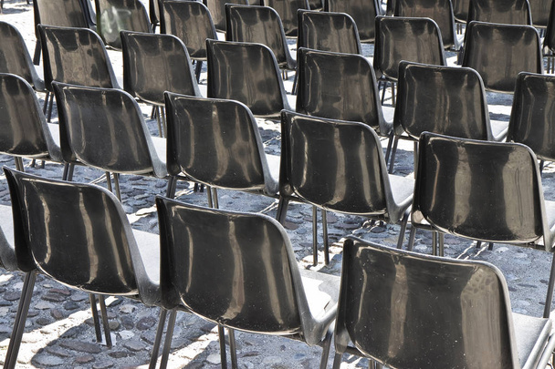Cadeiras de um cinema exterior
 - Foto, Imagem
