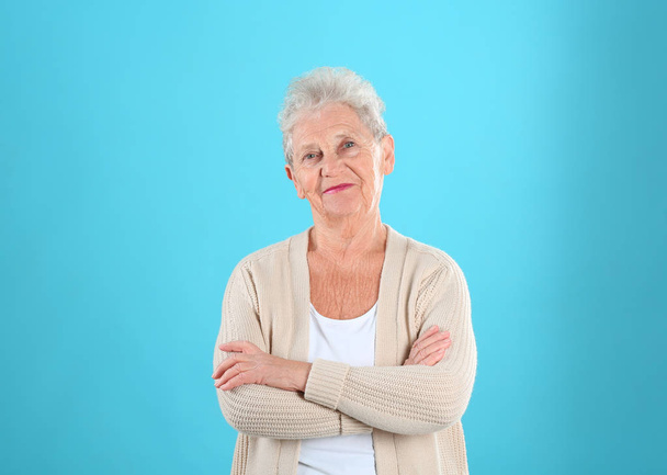 Portrait of grandmother in stylish clothes on color background - Foto, Imagen