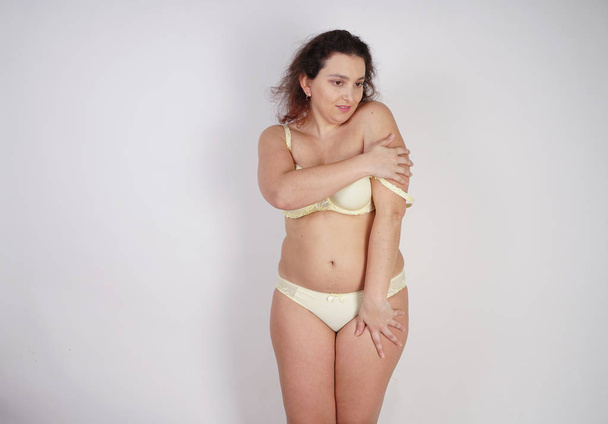 mignonne femme potelée portant lingerie sexy sur fond blanc
 - Photo, image