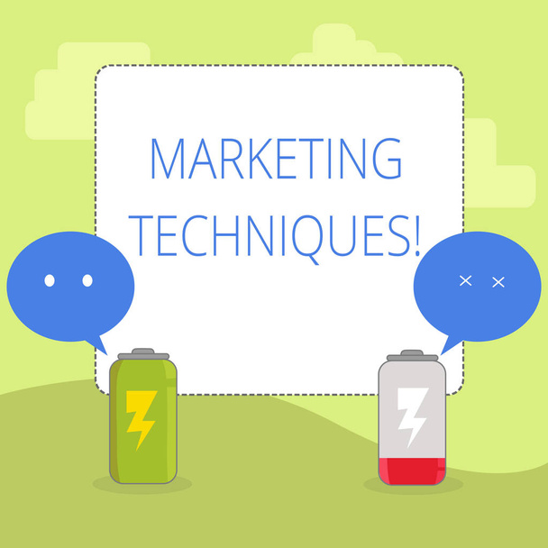 Word pisania tekstu Techniki marketingowe. Biznes koncepcja dla biznesu s jest ogólny plan gry na dotarcie do pokazania w pełni naładowany i rozładowany bateria z dwóch kolorowych Emoji Speech Bubble. - Zdjęcie, obraz