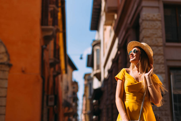Mode-Stil junges Mädchen Modell mit Handtasche posiert auf der Straße - Foto, Bild