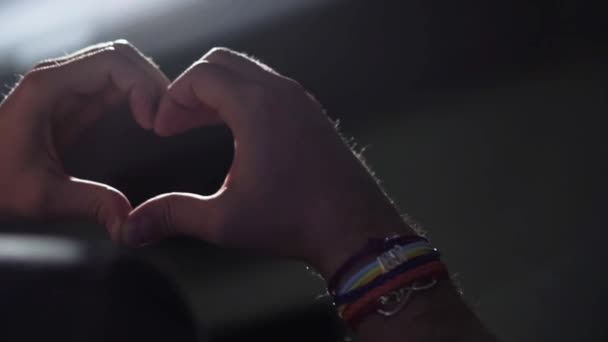 man gay showing heart symbol bracelet - Кадры, видео